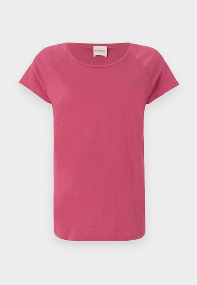 Roosa lühikeste varrukatega T-särk ümarate kaelaauguga, valmistatud pehmest kangast, raglaani varrukatega ja lõdva istuvusega.