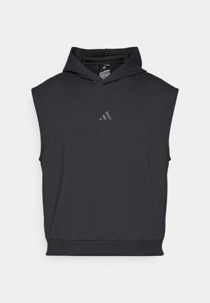 Czarna bezrękawnikowa bluza z kapturem wykonana z miękkiego materiału, wyposażona w przednią kieszeń kangurka oraz małe odblaskowe logo marki na piersi.