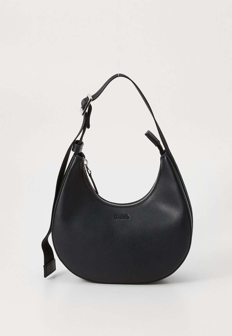 Borsa a spalla in pelle nera con forma curva, chiusura con zip e tracolla regolabile. Presenta il logo del marchio impresso sulla parte anteriore.