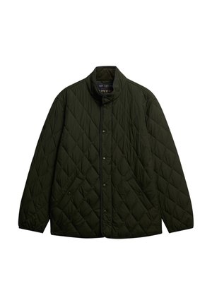 Chaqueta acolchada de un verde oscuro con botones a presión, bolsillos frontales en ángulo y cuello alzado, dispuesta plana sobre un fondo blanco.