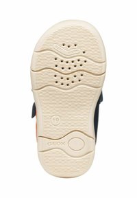 Suola di scarpa in gomma bianca con superficie testurizzata, con fori di drenaggio e marchio. Design contornato, bordi lisci e marcature di dimensione visibili.