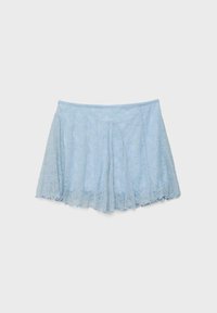Jasnoniebieskie koronkowe szorty z falistym wykończeniem, płaskim paskiem w pasie i luźnym, lekko rozkloszowanym krojem.