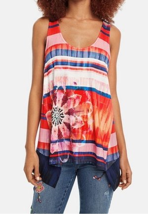 Kolorowy top bez rękawów z wyraźnymi paskami, kwiatowymi wzorami i asymetrycznym dołem. Wykonany z lekkiego materiału; zawiera żywe czerwienie i odcienie niebieskiego.