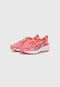 Des chaussures de course roses avec une tige texturée, un motif dynamique blanc et rose, et une semelle blanche rembourrée pour le confort et le soutien.