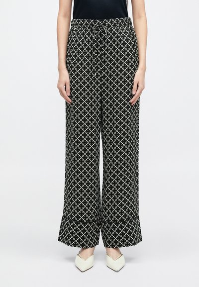 Μαυρόασπρα παντελόνια με φαρδύ πόδι και κορδόνι στη μέση, με γεωμετρικό σχέδιο και μαλακή υφή.