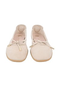 Kremowe baletki zamszowe z kwadratowymi noskami, małymi kokardkami z złotymi końcówkami oraz wyściełanymi wkładkami na pięty w kształcie serca.