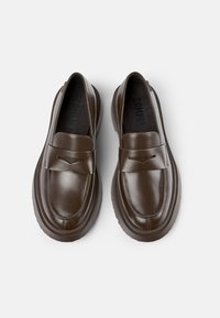 Braune Lederschuhe mit glatter Oberfläche und erhobener Sohle, ausgestattet mit einer Vorderseiten-Schleifenakzentuierung und einer gepolsterten Innensohle.