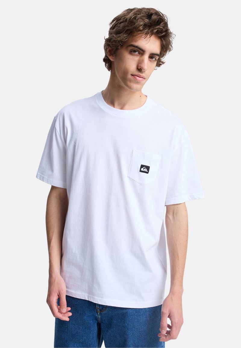 Hvid bomulds t-shirt med korte ærmer, rund halsudskæring og en venstre brystlomme med en sort logo lap.