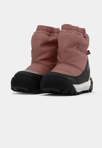 Vandeniui atsparūs batai su rožinės spalvos tekstilės viršumi, elastinga apykakle, juodais gumos padais ir struktūrizuota sukibimo danga. Yra Gore-Tex prekės ženklas.