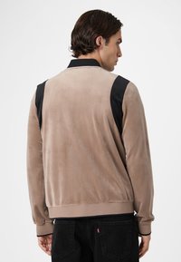 Fila APPAREL ADRIANO REGULAR TRACK - Bomberjacks - taupe gray/black