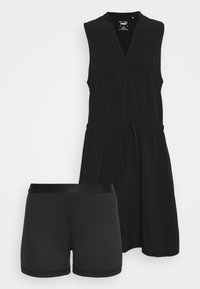 Robe de sport noire avec décolleté en V et taille avec cordon ajustable, associée à un short noir ajusté. Tissu lisse et léger.
