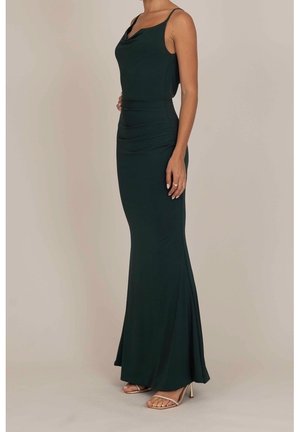 Dunkelgrünes, bodenlanges Kleid mit einem Cowl-Ausschnitt, tailliertem Oberteil und fließendem Rock. Weicher Stoff, dünne Träger, minimale Textur und keine Muster.