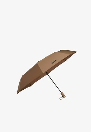Parapluie marron avec le logo "BOSS", doté d'une poignée noire robuste et d'un cadre en métal, affichant une texture lisse et un design épuré.