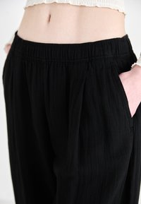 GAP WIDE LEG EASY PANT GAUZE - Kelnės - basic black