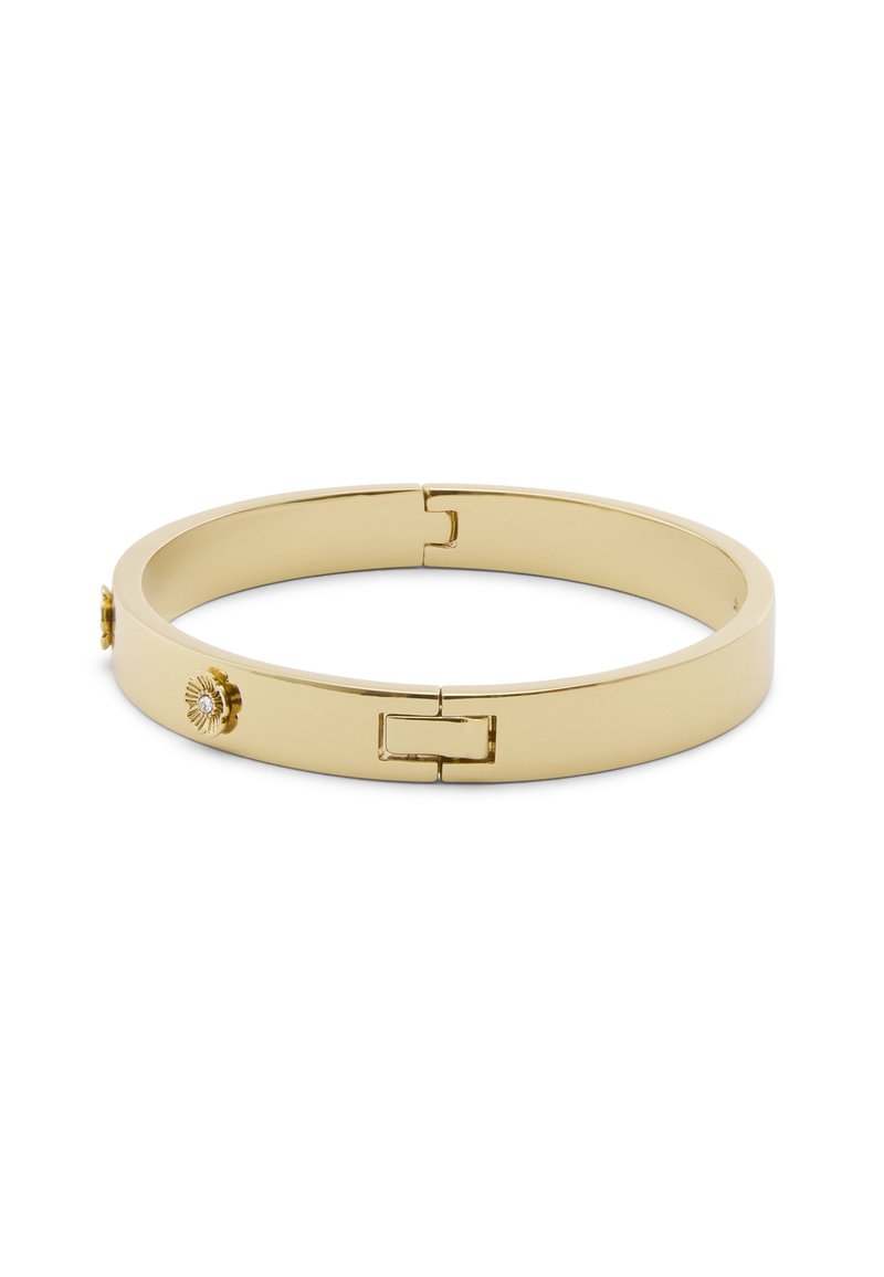 Bracciale a bangle in metallo dorato con finitura liscia, chiusura a cerniera e due decorazioni a forma di fiori con piccoli gioielli.