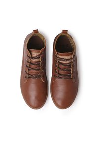 Rudos odinės bateliai su lygia tekstūra, su raišteliais ir užtraukiama juosta. Pabrėžimai apima logotipą ant liežuvėlio ir kontrastingą siuvinėjimą.