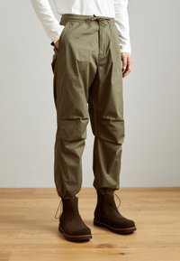 INDICODE JEANS WIDE PARACHUTE - Bukser - army