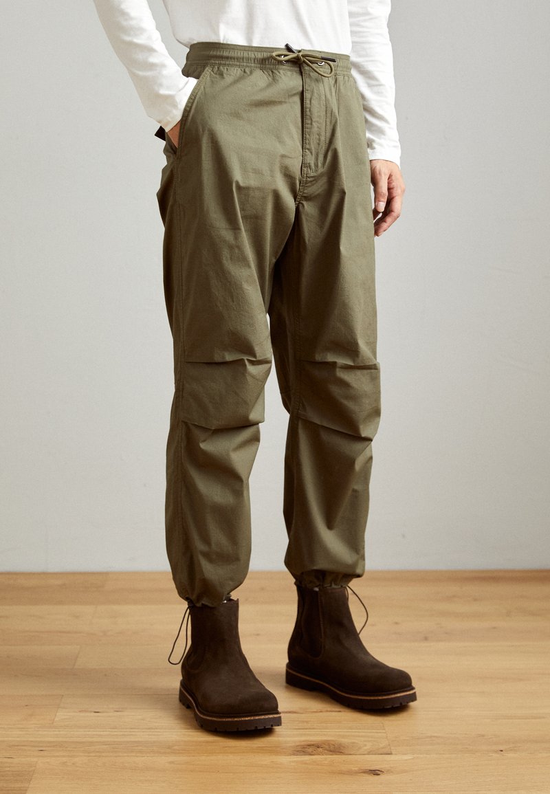 INDICODE JEANS WIDE PARACHUTE - Bukser - army