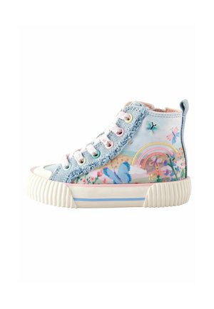 Dziecięce sneakersy za kostkę z denimową lamówką, białą podeszwą, pastelową tęczą, motylami, kwiatami i różowo-białymi sznurówkami na białym tle.