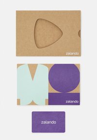 Tres diseños de tarjetas: la de arriba en marrón claro con un recorte triangular, la del medio presenta formas suaves en azul y púrpura sobre fondo marrón, y la de abajo en púrpura sólido con "zalando."