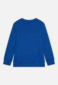 Effen blauwe sweatshirt met lange mouwen en ronde hals, met geribbelde manchetten en zoom, van achteren getoond op een witte achtergrond.