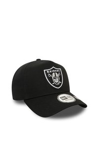 Gorra de béisbol negra de tela, con un logotipo de los Raiders bordado en blanco en la parte frontal, y una visera curved con una visera plana.