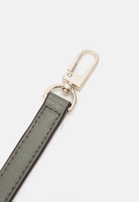 Cintura in pelle grigia chiara con una finitura texturizzata, dotata di una chiusura in metallo color oro e un accento, progettata per un attacco sicuro.