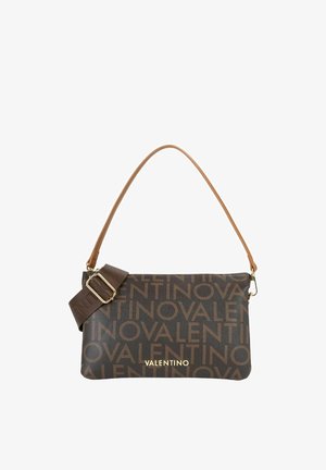 Borsa a spalla Valentino marrone scuro con motivo logo ripetuto, manico in pelle color cuoio e tracolla regolabile marrone scuro con fibbia dorata.