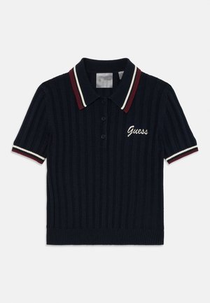 Navy-blaues, geripptes Polohemd mit kurzen Ärmeln, rot-weißer gestreifter Kragen, Knopfverschluss mit drei Knöpfen und gesticktem weißen "Guess"-Logo.