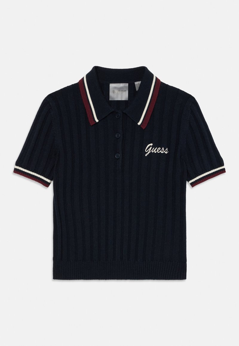 Polo em malha navy de mangas curtas, com colarinho listrado em vermelho e branco, placket de três botões e logótipo "Guess" bordado em branco.