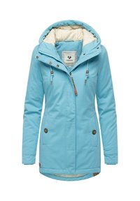 Jasnoniebieska, pikowana kurtka z kapturem, zapinana na zamek z przodu oraz z zapiętymi kieszeniami; posiada sznurki ściągające i kremową podszewkę.