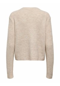 Beżowy sweter dzianinowy z długimi rękawami, okrągłym dekoltem i fakturowaną powierzchnią. Krótki krój o lekko luźnym fasonie.