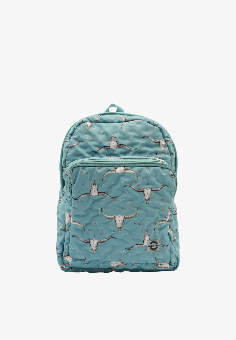 Svetlomodrý ruksak s predným vreckom na zips, zdobený opakujúcimi sa vzormi lebiek teliat s dlhými rohmi a malými rozptýlenými bodkami.