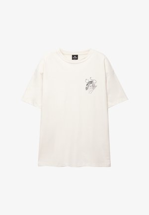 Biała bawełniana koszulka z krótkim rękawem. Ma minimalistyczną czarną grafikę przedstawiającą rękę trzymającą wypiek po lewej stronie. Okrągły dekolt.