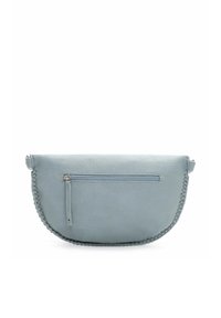 Borsa in pelle blu chiaro con forma curvata. Presenta una tasca anteriore con zip e dettagli intrecciati lungo il bordo. Texture liscia.