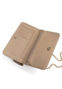 Portafoglio in pelle beige con tracolla a catena. Le caratteristiche includono scomparti per carte, una tasca con zip e una chiusura a bottone a scatto. Texture liscia, design minimalista.