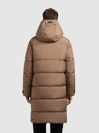 Bruine gewatteerde jas met capuchon, met een gestikt design, middellange lengte en een gladde textuur. Voorzien van een zwart accentdetail op de mouwen.