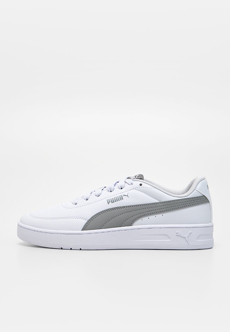 Zapatillas deportivas de cuero blanco con detalles en gris, punta redondeada y suela plana. Presentan el logo de Puma en el lateral y forro texturizado en la lengüeta.