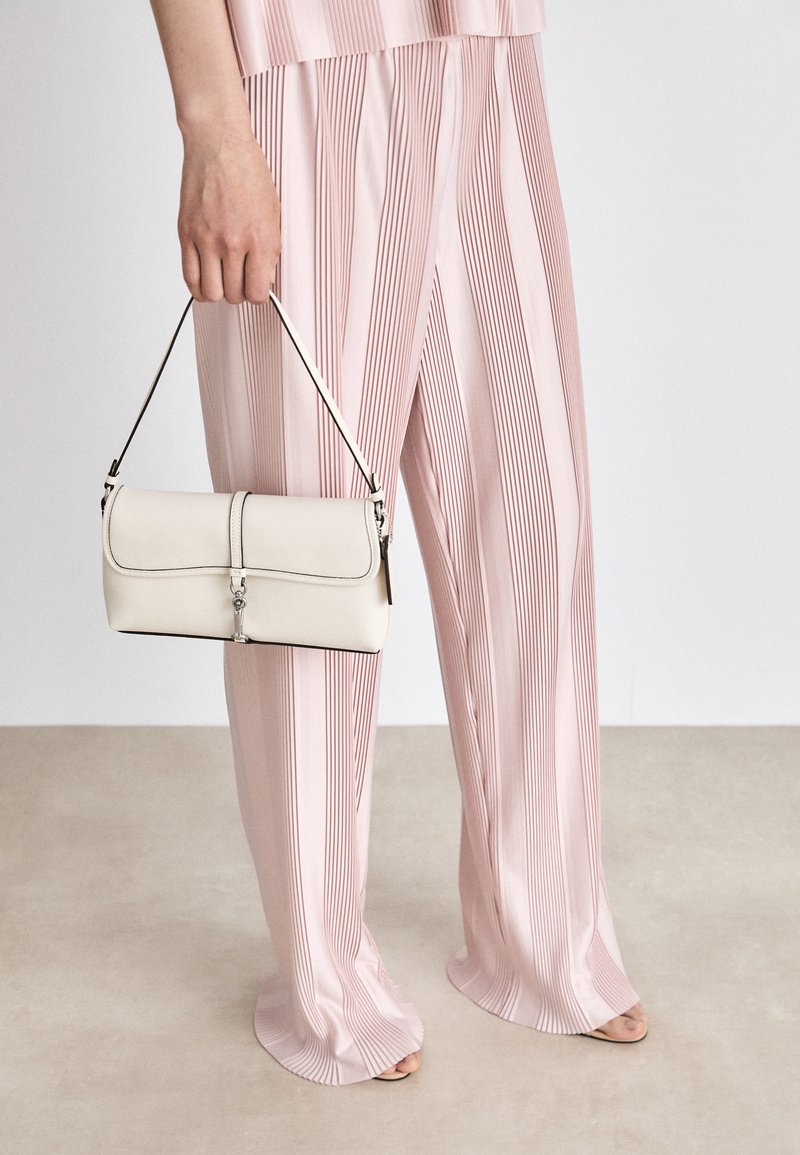 COACH HAMPTONS BAG - Rankinė - chalk