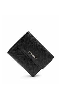 Portefeuille en cuir noir texturé avec fermeture à rabat et logo métallique "LAZAROTTI" sur le devant, photographié en angle sur fond blanc.