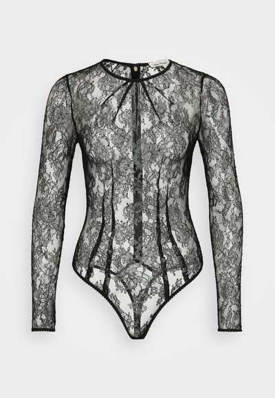 Črno čipkasto bodysuit s dolgimi rokavi, cvetličnim vzorcem, visokim ovratnikom in sprednjim gumbom, ki vključuje prosojno tkanino in nežne robove.