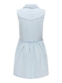 Robe sans manches en denim bleu clair avec un col, taille froncée et jupe évasée, vue de dos sur fond blanc.