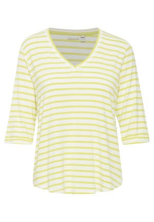 Camiseta de pico con rayas amarillas y blancas, de tres cuartas, hecha de una tela suave. Textura lisa con un corte relajado y dobladillo redondeado.