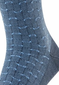 Calzini blu e grigi con texture e un motivo di linee intrecciate. Realizzati in materiale morbido e elastico con tallone e punta rinforzati.