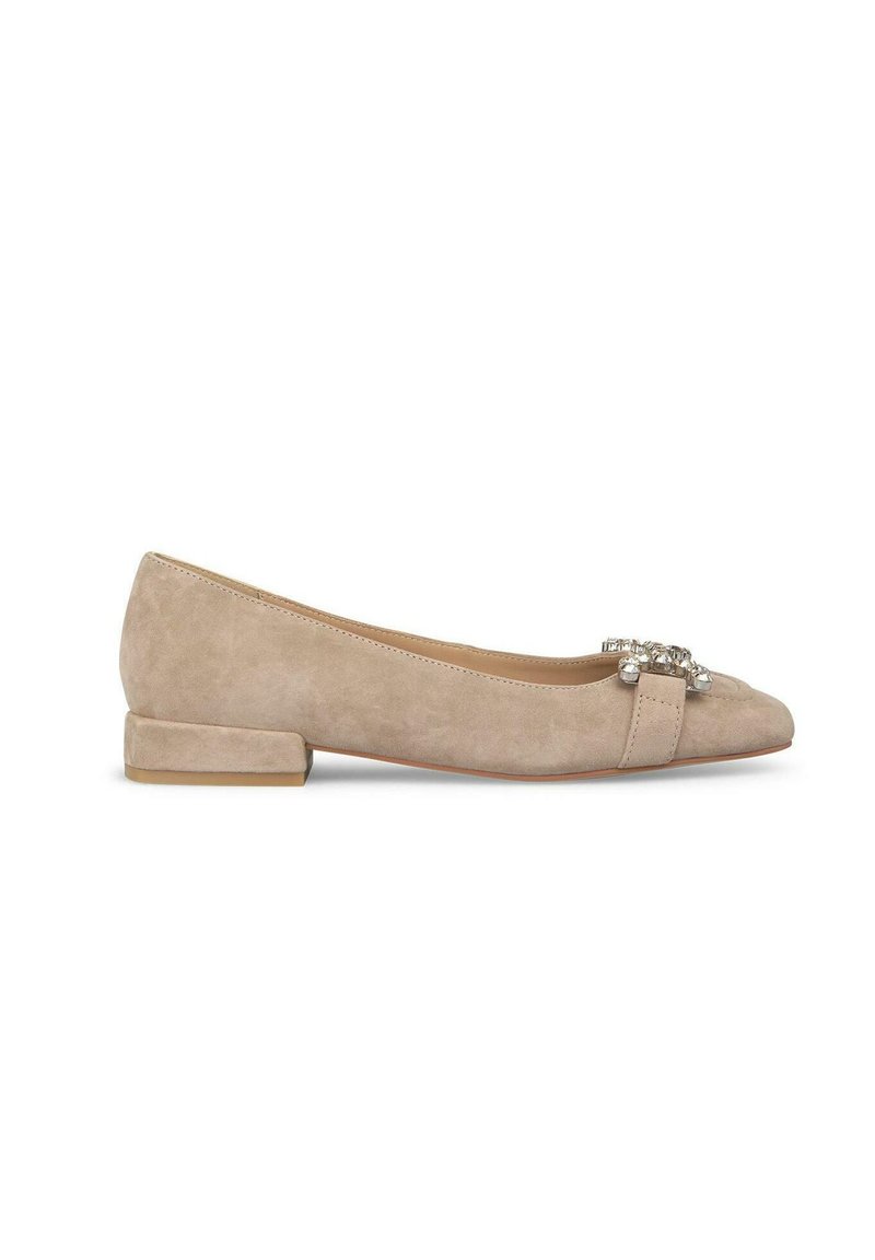 Bailarinas de ante beige con un tacón bajo, que presentan un adorno decorativo en la punta. Diseño de puntera redonda y textura suave.