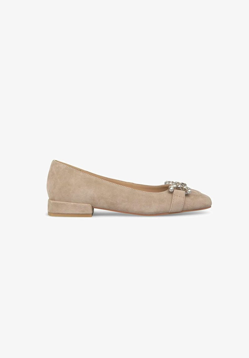 Ballerine in suede beige con tacco basso a blocco, caratterizzate da un embellissement decorativo sulla punta. Design con punta rotonda e texture liscia.