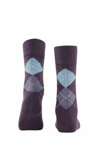 Fioletowe bawełniane skarpetki z wzorem diamentowym w jasnoniebieskim i szarym kolorze. Wzór zawiera kontrastujące kolory oraz teksturowany splot.