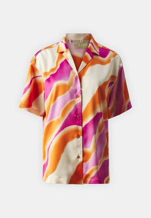 Kratka majica s kratkimi rokavi iz sijočega materiala, ki prikazuje abstraktne valove v oranžni, roza in kremni barvi, z ožjim ovratnikom in gumbom spredaj.