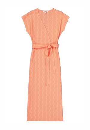 Perzikkleurige wikkeljurk met korte mouwen, een getextureerd zigzagpatroon, een taille met ceintuur en een V-hals ontwerp. Gemaakt van lichtgewicht materiaal.