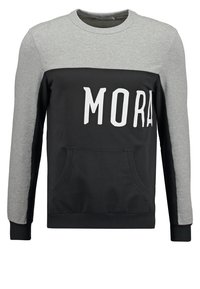 Sweat-shirt noir et gris à manches longues, avec une poche kangourou et le mot "MORA" en grandes lettres blanches sur la poitrine.